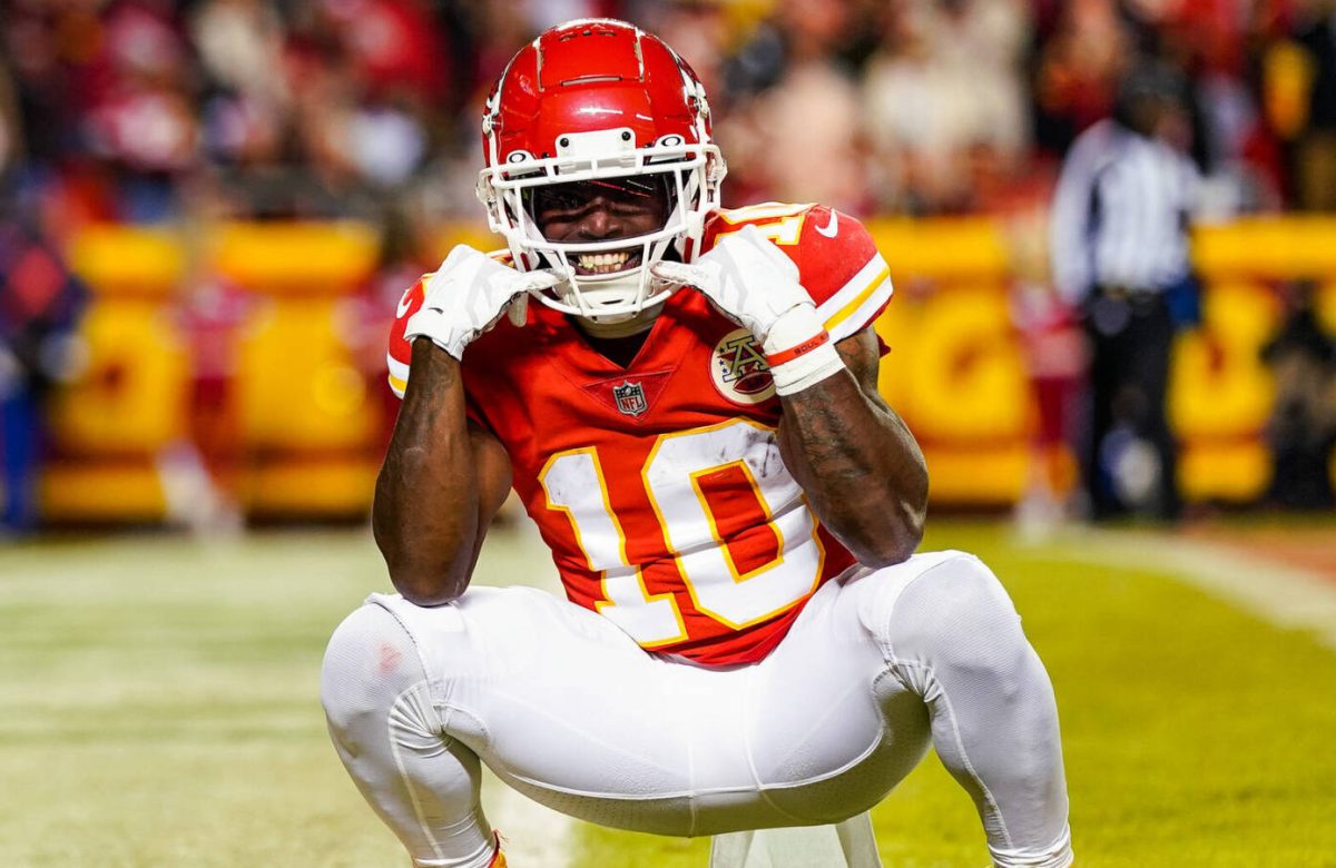 Chiefs trade six-time Pro Bowl WR Tyreek Hill to Dolphins for five draft picks